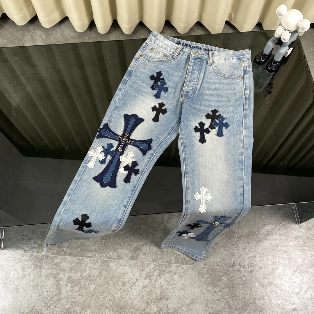 🅿️360 Ch rare co-branded top item Chrome hearts new Chrome hearts patchwork leather patch cross stitching micro-flare jeans Top-notch configuration, invincible details! ! Cleanfit has become very popular in the past two years, and Kroxin’s consistent style is particularly high-end! ! Imported Japanese woven fabric ready-made clothes, genuine leather Crocodile leather labels and waist cloth leather tags are sewn on. The overall process is very cumbersome. The buttons on the trousers fly, rivets, back pockets and metal decorative plates are all custom-made from molds. After they are finished, they are distressed to create a very effective effect. It has a vintage taste, and has been used by all kinds of big-name European and American celebrities. Kenijima’s cleanfit style has become popular all over the world~ Top-grade hardware, pay attention to my detailed photos, the buttons are all detachable, and they are made of 925 engraved silver! ! Match as you like, suitable for both men and women ✔️✔️ Color: Blue Size: S M L XL